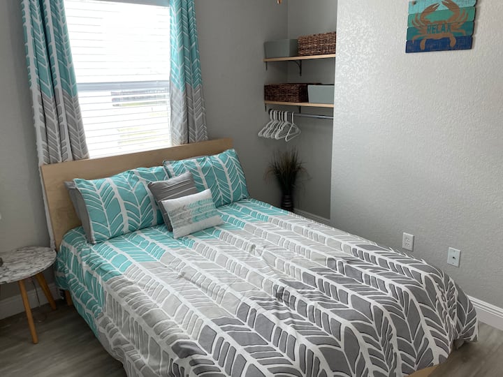 Druhá hlavná spálňa s manželskou posteľou Queen a  vlastnou kúpeľňou