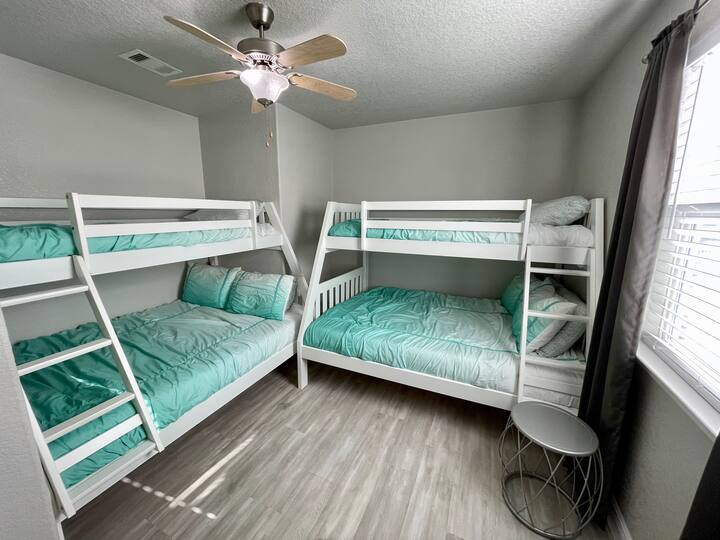 Spálňa 4 zahŕňa 
(2) poschodové postele s poschodovou posteľou