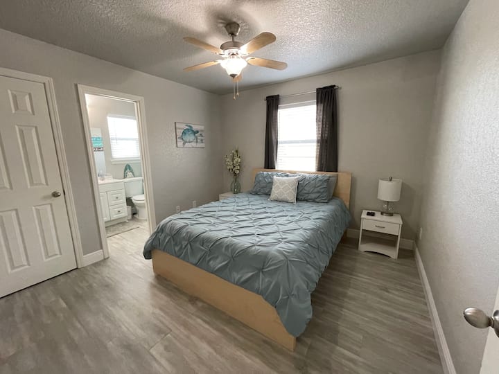 Hlavná spálňa (matrac s manželskou posteľou King) s vlastnou kúpeľňou