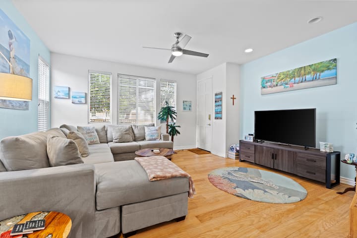 Blocks from Beach and Bay