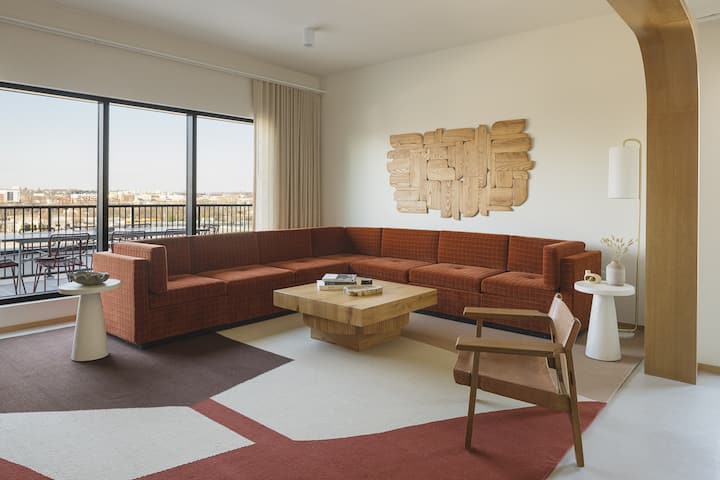 3 Bedroom Penthouse W/ City View + Terrace - 棕櫚泉