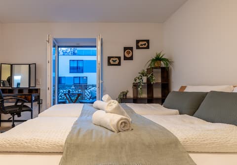 Quiet, free parking, balcony & on the 2nd floor