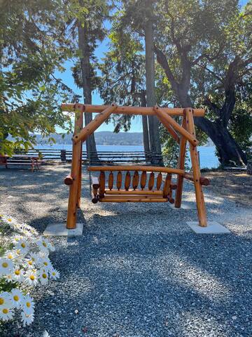 Waterfront 6 Cottage Units Sleeps 20 Beach Access gallery image 2