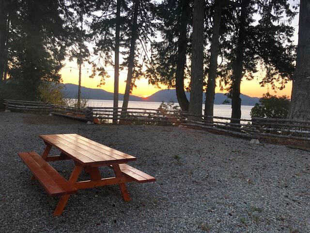 Waterfront 6 Cottage Units Sleeps 20 Beach Access gallery image 3