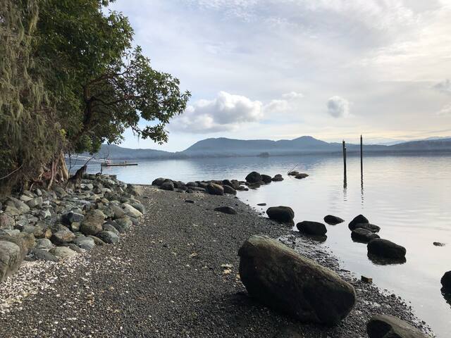 Waterfront 6 Cottage Units Sleeps 20 Beach Access gallery image 4