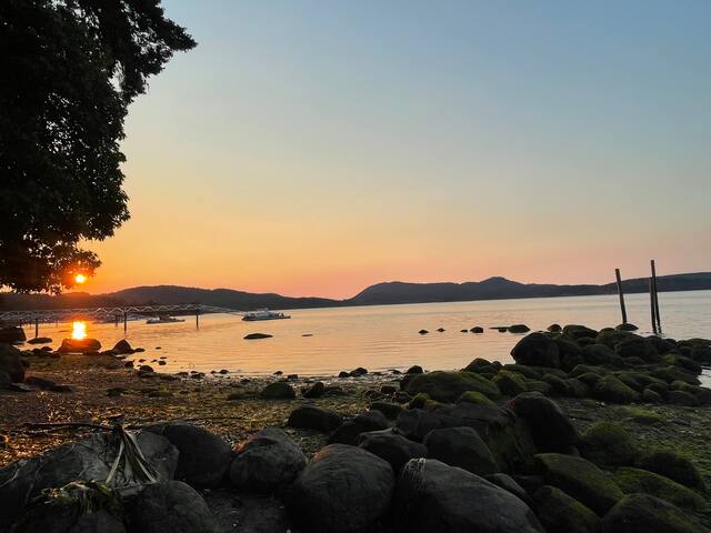 Waterfront 6 Cottage Units Sleeps 20 Beach Access gallery image 5