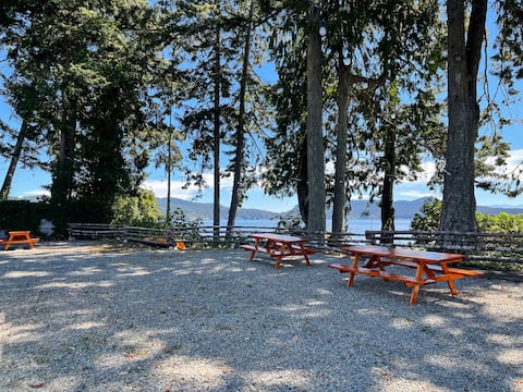 Waterfront 6 Cottage Units Sleeps 20 Beach Access