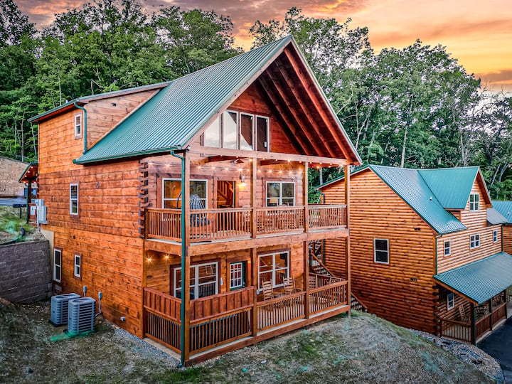 Downtown Spacious Wooden Cabin Location,view,peace - Pigeon Forge, TN