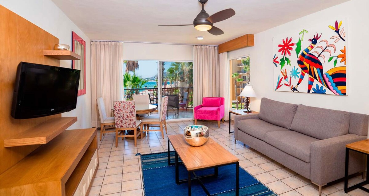 Sofá cama, mesa de comedor, control deslizante al balcón privado con vistas al mar o al jardín