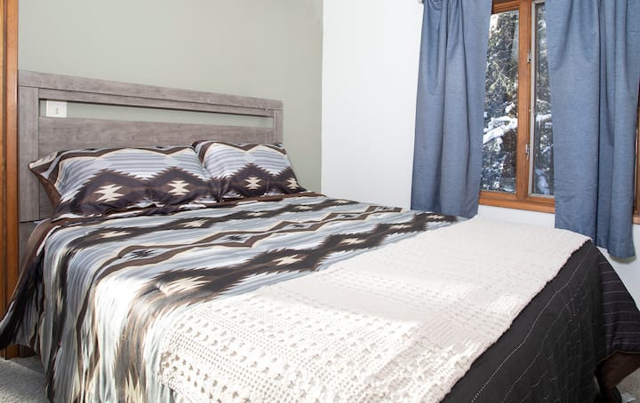 Druhá spálňa s manželskou posteľou Queen