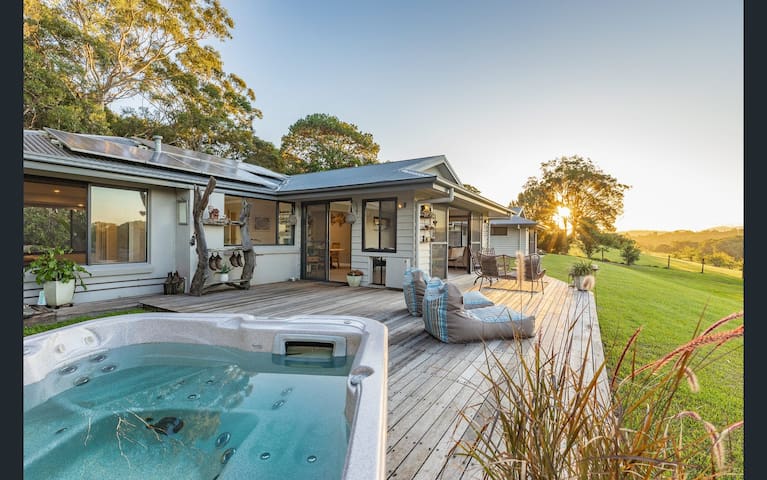 The Old Peach Farm – pool table, spa, views !