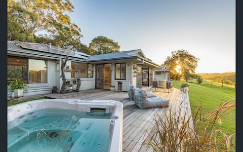 The Old Peach Farm - pool table, spa, views !