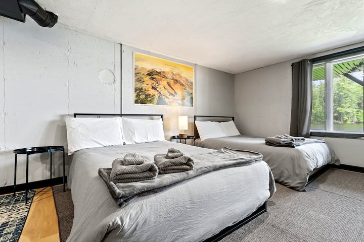 Dve manželské postele s pamäťovou penou v otvorenom dolnom poschodí