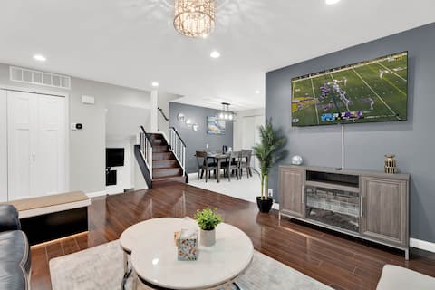 Modern Luxe 3-BD Retreat w/ Hot Tub | Auburn Hills