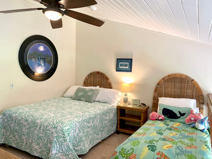 Ზემოთ ლოფტი, რომელსაც აქვს ორადგილიანი საწოლი + ორადგილიანი საწოლი.