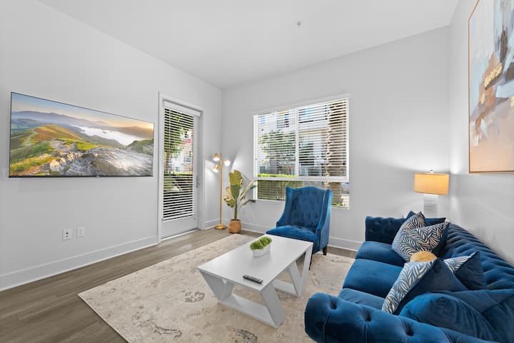 King Bed, Pool/hot Tub! Arcade Room, Gym, Parking! - San Diego, CA