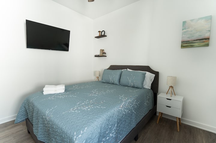 - 1 lit queen size
- Télévision intelligente (apportez votre propre mot de passe)
- placard avec cintres