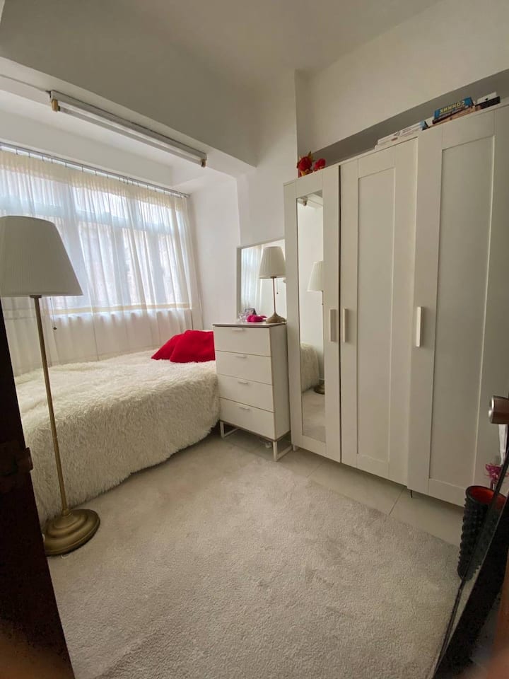 חדר שינה עם מיטה זוגית קטנה (120 ס"מ x 190 ס"מ)
מעט מראות 

