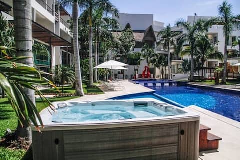 Quiet and Luxury condo, huge pool and jacuzzi -PKG