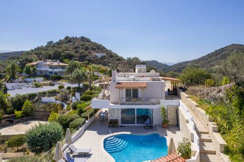 Sleeps 26 – Private Villas w/ Pools – Pano Stalos