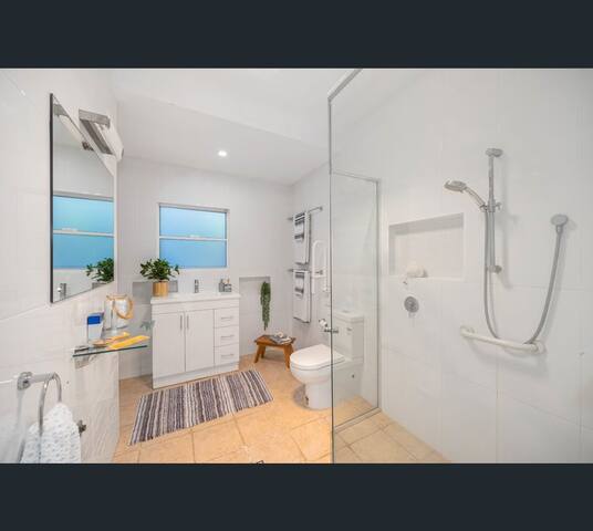 Leanda House gallery image 2