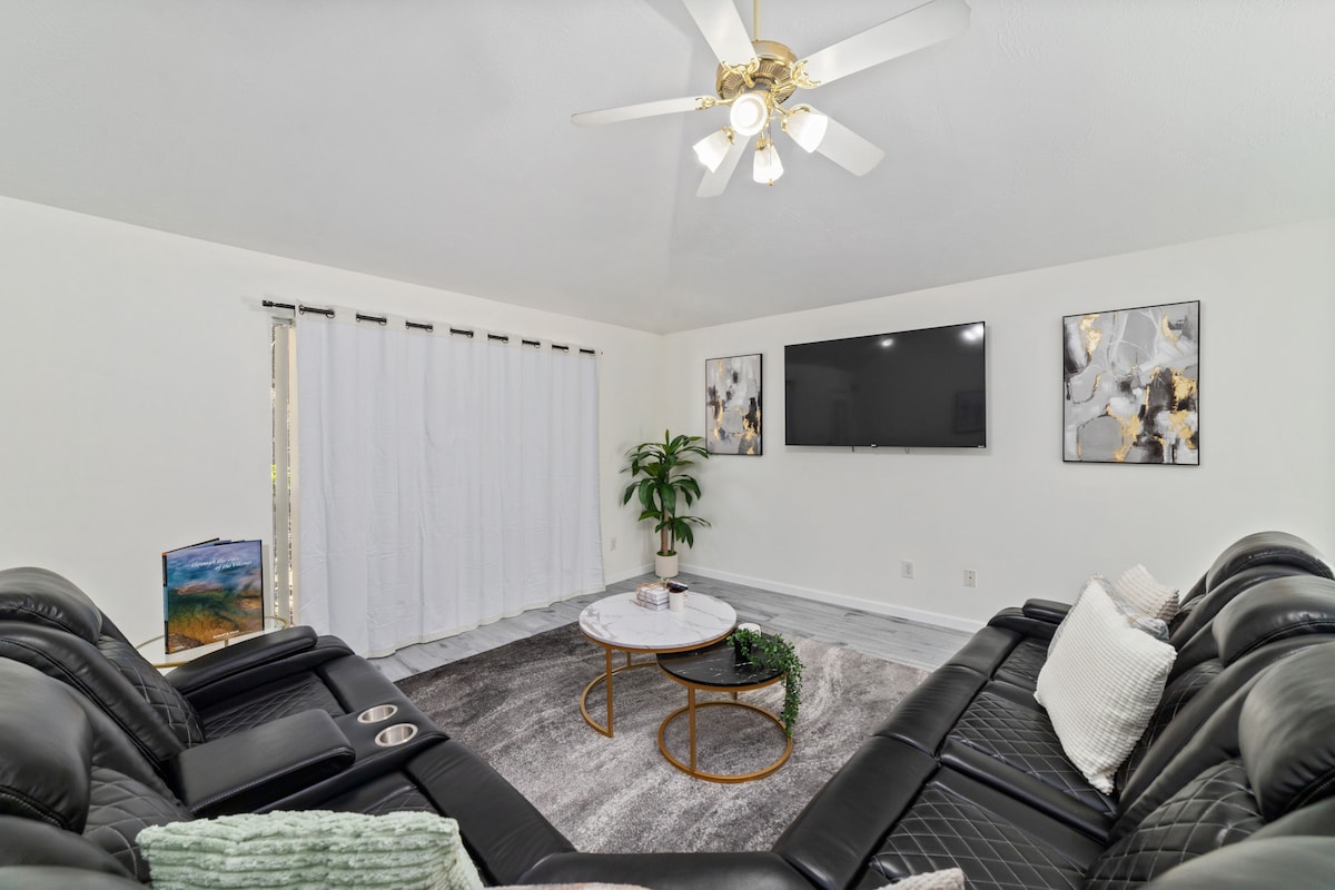 Top Airbnb: Circle Cottage | 4BR/2BA • Near Memorial Mall in Spring Branch Central
