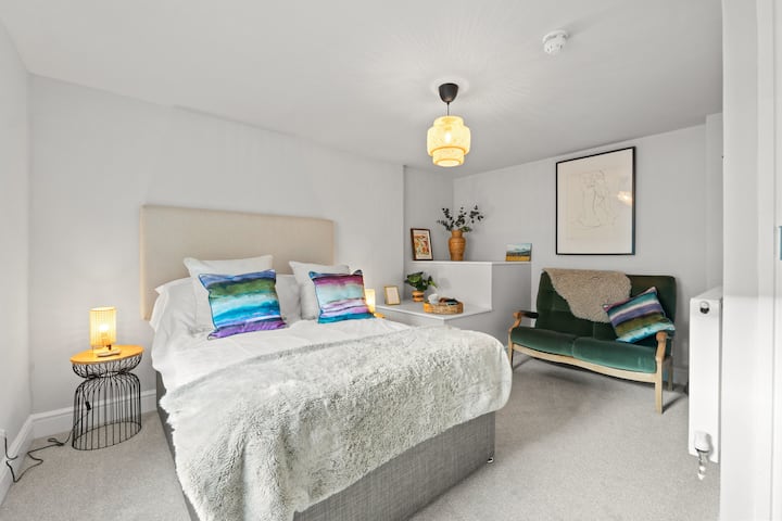 “Quair” o Habitación 1
1 dormitorio doble con baño privado (con ducha).
Acceso seguro a la habitación y persianas opacas. 
Hay espacio para una pequeña cuna de viaje, así que si viajas con un bebé, esta podría ser la habitación para ti :)
También se proporciona una esterilla de yoga