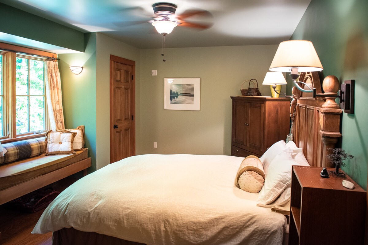 Спална соба со брачен кревет на второ ниво со сопствена бања