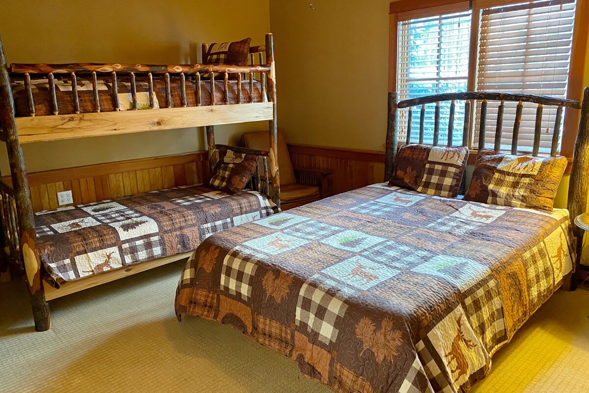 Соба на спрат на второ ниво со брачен кревет (широк 180-220 см) и кревети
на спрат.