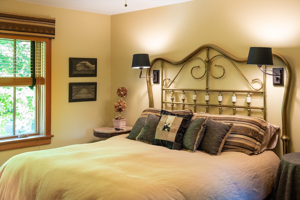 Главна спална соба со сопствена бања и соседна соба