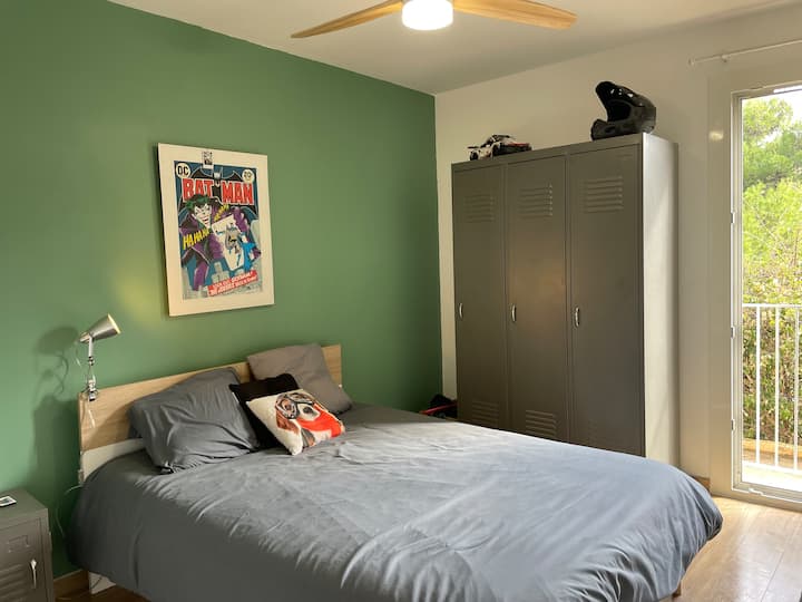 Camera n3: letto 140x190.
Tranquillo, con ventilatore a soffitto silenzioso 
Possibilità di aggiungere 1 materasso sul pavimento per 1 bambino sup