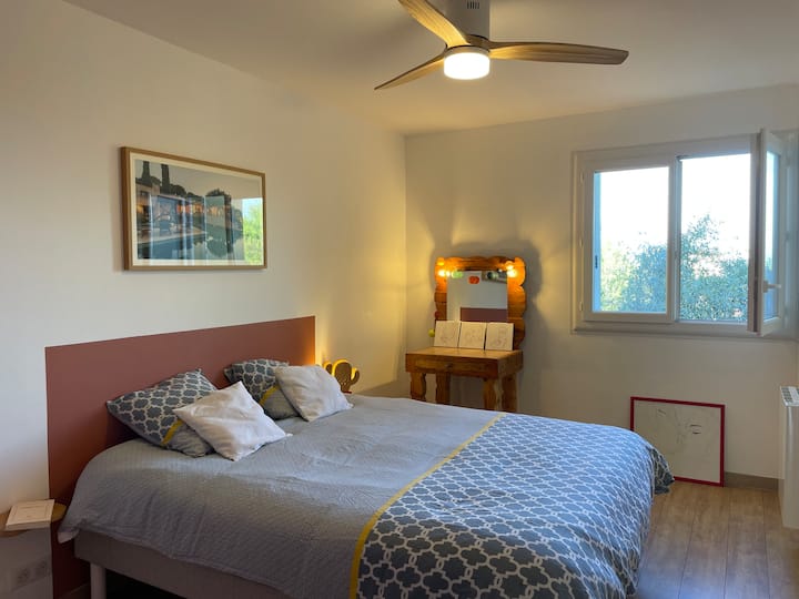 Camera da letto n2: letto queen size 160x200
Tranquillo, ventilatore a soffitto silenzioso 