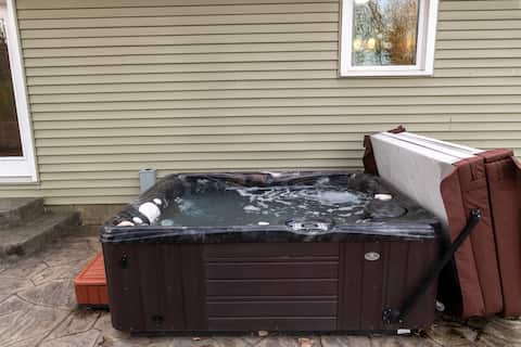 Near CMU and casino with Hot Tub, gym, fireplace