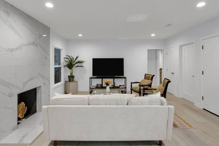 Benedict Canyon Retreat with Private Pool & Views gallery image 5