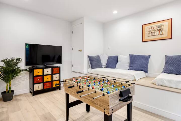 Benedict Canyon Retreat with Private Pool & Views gallery image 3