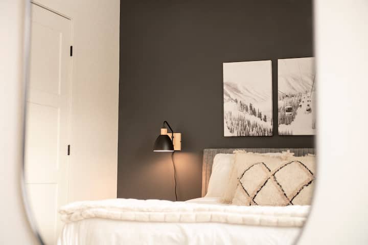 Спална соба 1 : 1 брачен кревет (2 лица)