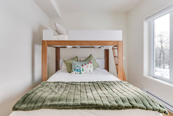 Спална соба 3 : 1 кревет на спрат со 1 брачен кревет (широк 150-179 см) и 1 единечен кревет (3 лица)