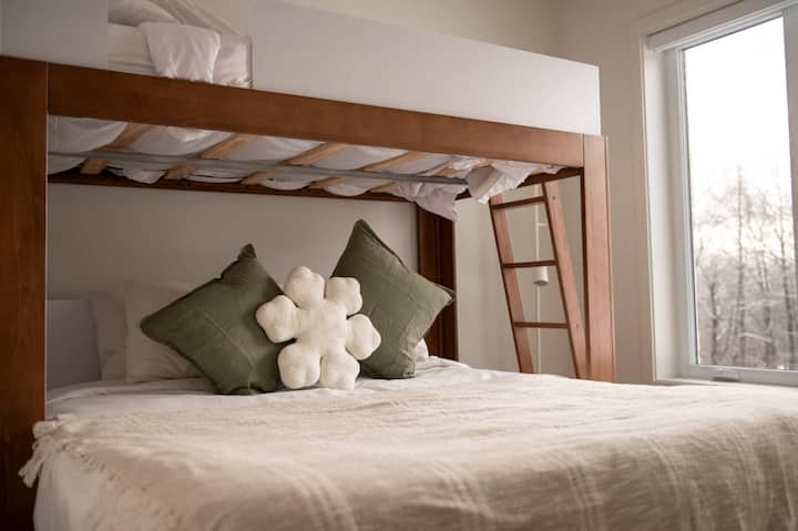 Спална соба 2 : 1 кревет на спрат со 1 брачен кревет (широк 180 - 200 см) и 1 единечен кревет (3 лица)