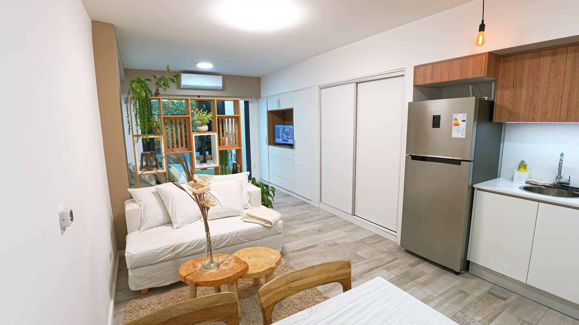 A bright apartment with a grill near Av. Cabildo