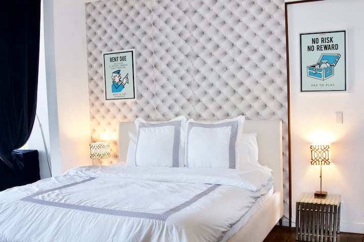 Veliki bračni krevet s zavjesama za zamračivanje i prekrasnim koi jezercem i pogledom na kanjon 