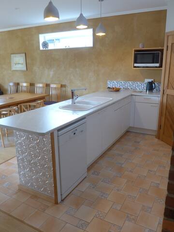 Beach cottage in Apollo Bay. gallery image 3