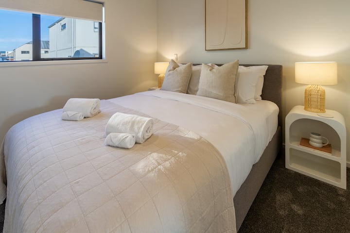 1 од 2 големи спални соби со отворен план со постелнина со хотелски квалитет и удобен кревет