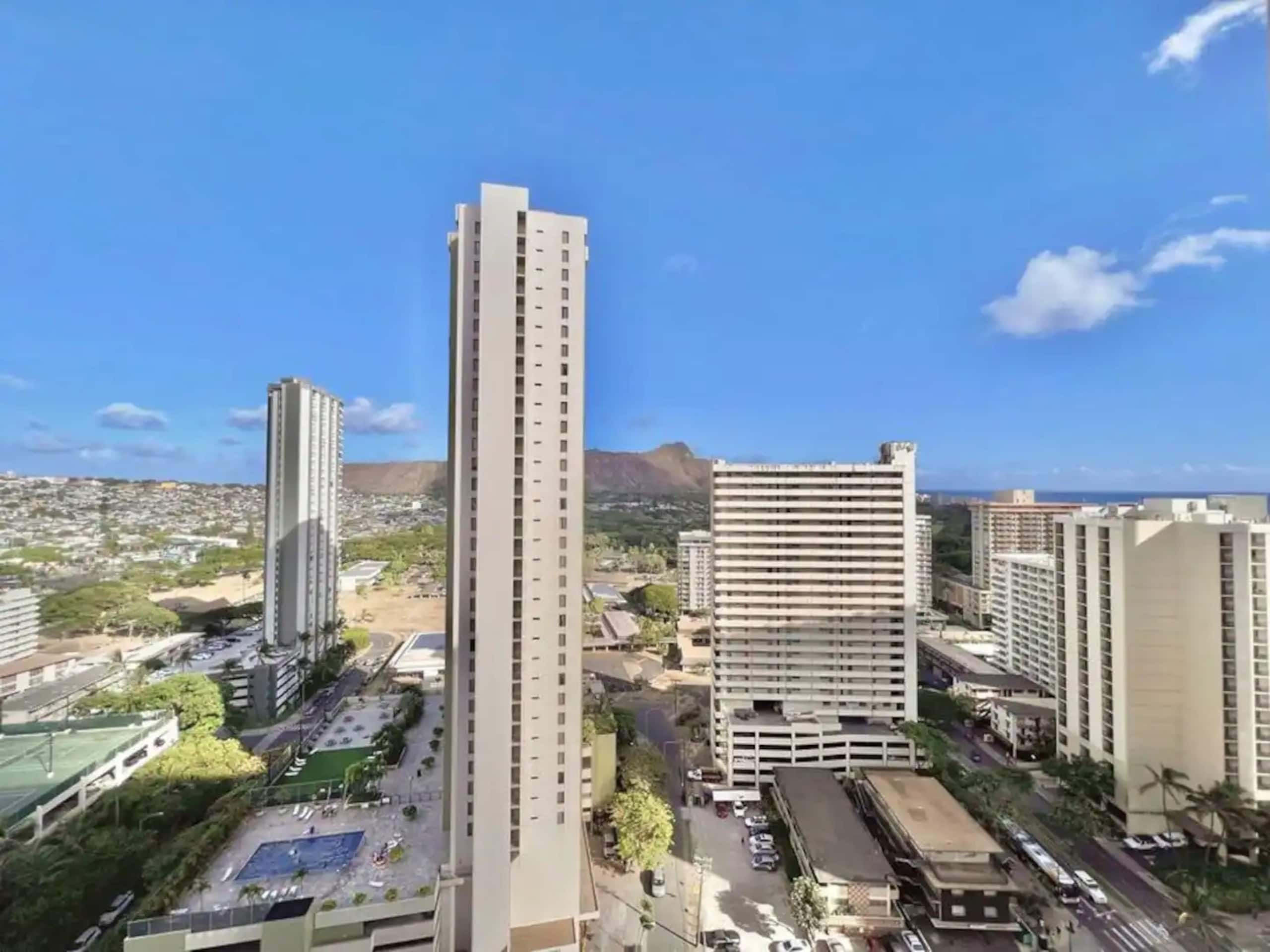 NEW Waikiki Banyan Ocean and Diamond Head View - Image 15