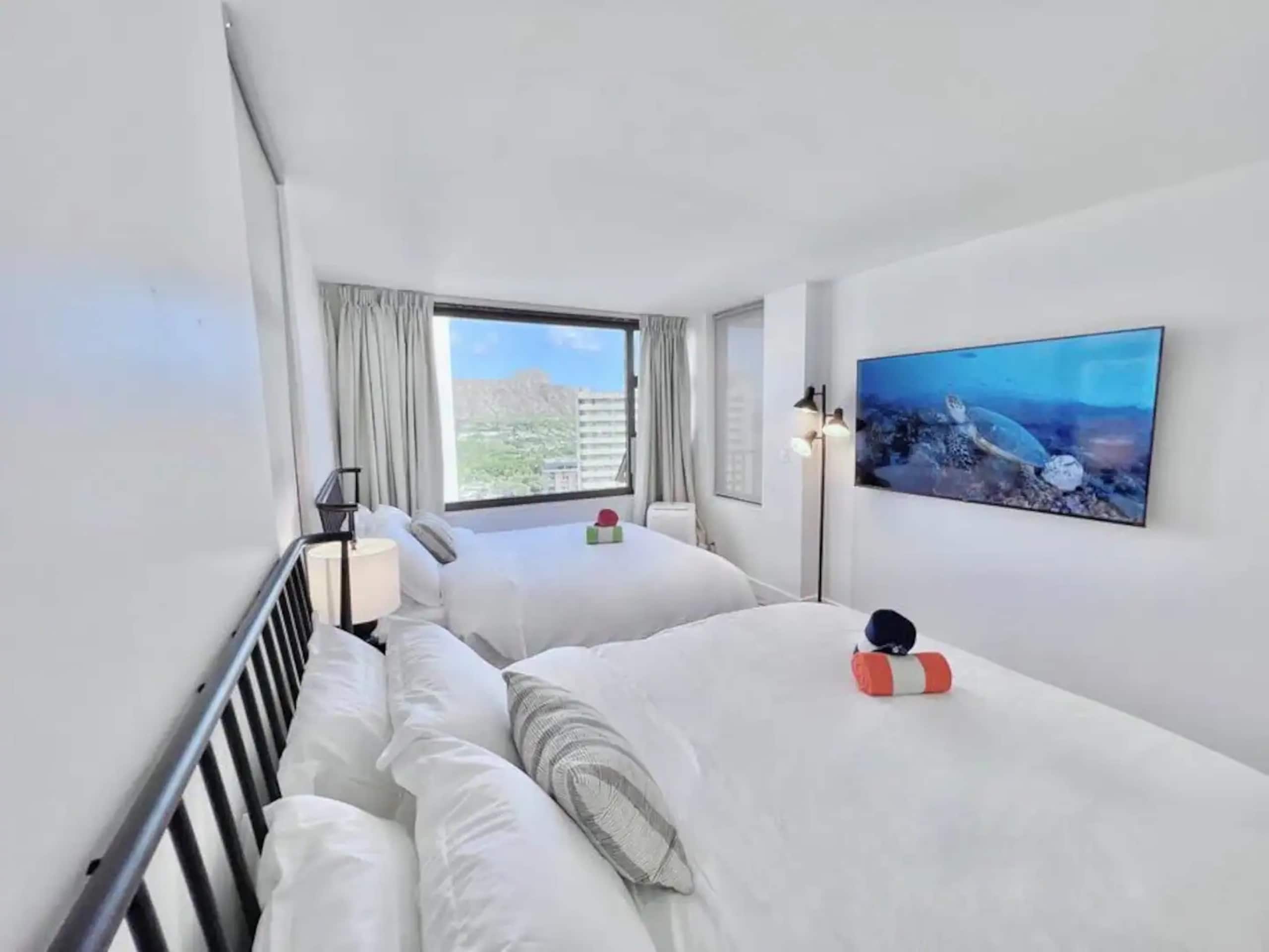 NEW Waikiki Banyan Ocean and Diamond Head View - Image 5