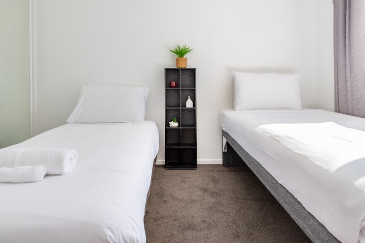 Táto izba má dve manželské postele King, z ktorých každá má pohodlné matrace.