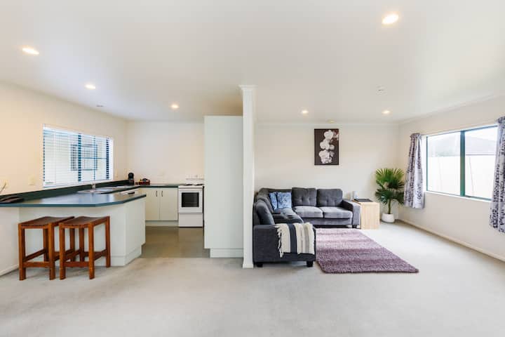 Deluxe Two Bed-room 2storey Apartment - Palmerston North
