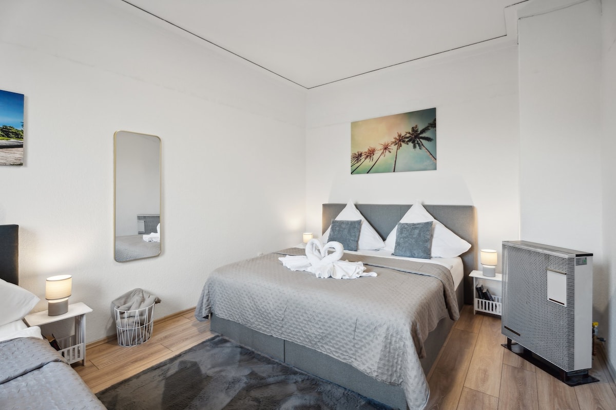 Dhomë gjumi e rehatshme me krevat pranveror me kuti, krevat tek dhe shtroja hoteli premium, çarçafë dhe jastëkë etj. /Dhomë gjumi e rehatshme me krevat pranveror me kuti, krevat tek dhe shtroja krevati premium të hotelit, çarçafë dhe jastëkë etj.