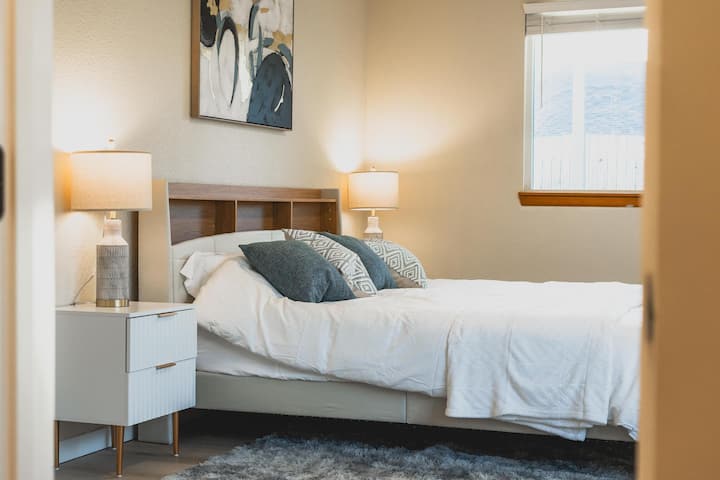 оваа соба има и БРАЧЕН кревет (ШИРОК 150-179 см)