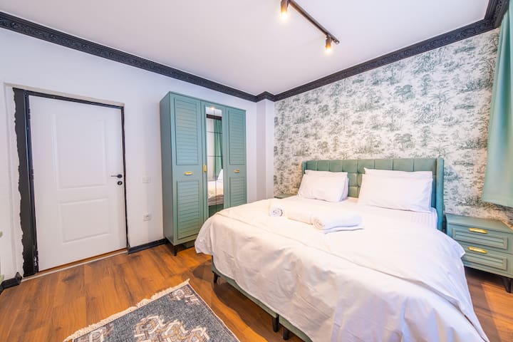 Hotel Suite for 8 people with garden/ Şişli Center