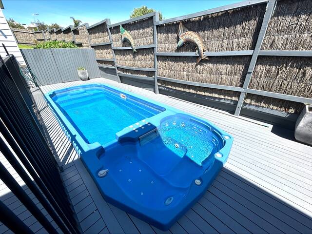 ‘Our Lady’ Gas Heated Plunge Pool & Spa, Sorrento gallery image 2